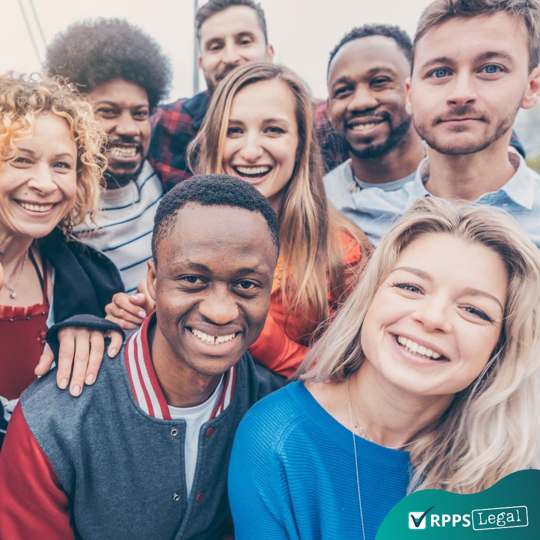 servidores-pessoas-normais-unidos-felizes